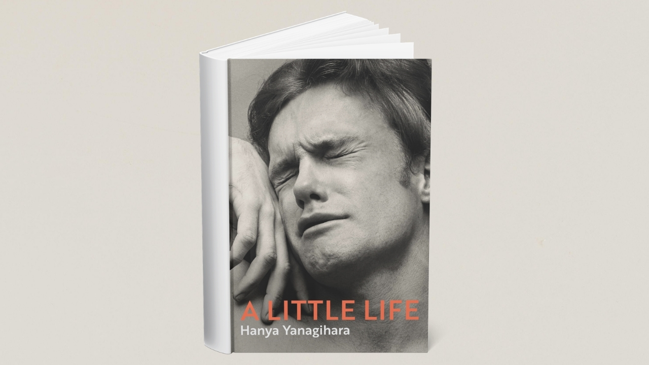 Knjiga „A Little Life“ sa upečatljivom crno-belom fotografijom muškarca na koricama