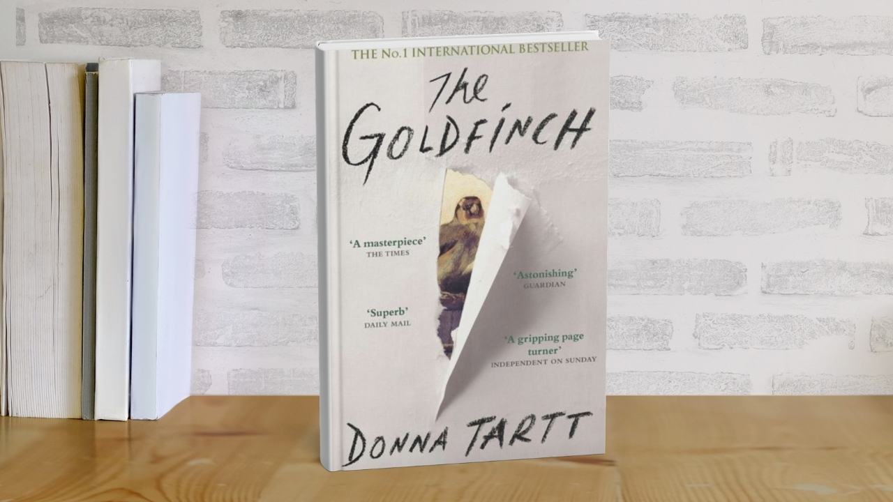 Knjiga „The Goldfinch“ Donne Tartt stoji na stolu pored nekoliko drugih knjiga