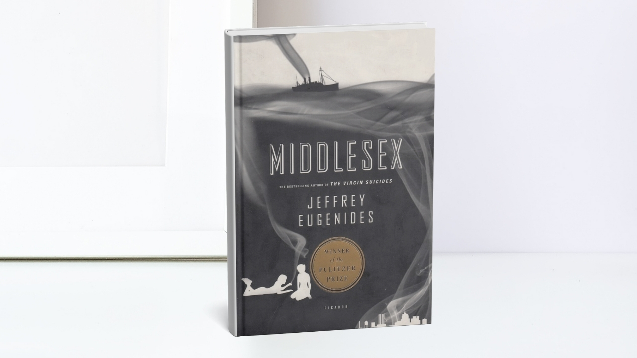 Knjiga „Middlesex“ Džefrija Eugenidesa stoji uspravno sa prepoznatljivim tamnim koricama i zlatnom oznakom nagrade